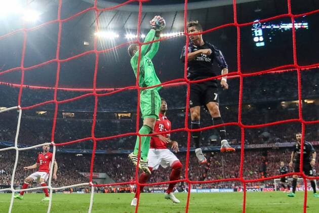 Munich, Germany 12.04.2017, UEFA Champions League - 2016 17 Season, Quarter Final: First leg, FC Bayern Muenchen - Real Madrid, Torwart Manuel Neuer (FCB) und Cristiano Ronaldo (Real Madrid) im Zweikampf ( DeFodi048