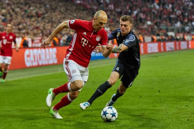 Munich, Germany 12.04.2017, UEFA Champions League - 2016 17 Season, Quarter Final: First leg, FC Bayern Muenchen - Real Madrid, Zweikampf zwischen Arjen Robben (FCB) und Toni Kroos (CF) v.l. ( DeFodi501