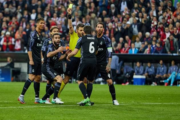 Munich, Germany 12.04.2017, UEFA Champions League - 2016 17 Season, Quarter Final: First leg, FC Bayern Muenchen - Real Madrid, Schiedsrichter Nicola Rizzoli zeigt Nacho Fernandez (CF) 2.v.r. die gelbe Karte ( DeFodi501