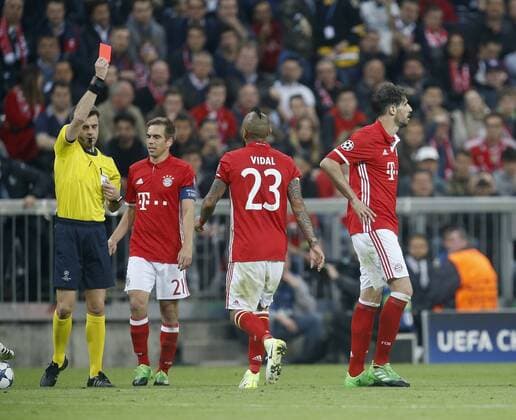 Schiedsrichter Nicola Rizzoli (links, ITA) zeigt Javi Martinez (Bayern, rechts) die gelb-rote Karte . Mitte V.li. Philipp Lahm (Bayern) , Arturo Vidal (Bayern) . FC Bayern München-Real Madrid .. München, GER, 12.04.2017, Viertelfinale Fussball-Champions League 2016-2017 .