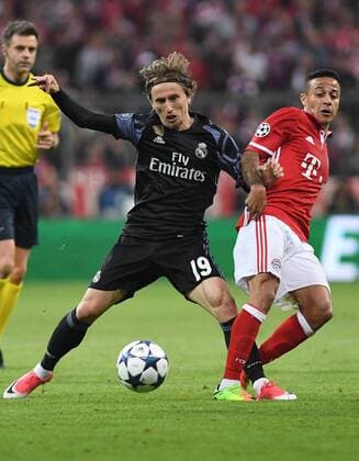 FUSSBALL CHAMPIONS LEAGUE SAISON 2016 2017 VIERTELFINALE HINSPIEL FC Bayern Muenchen - Real Madrid 12.04.2017 Luka Modric (li, Real Madrid) gegen Thiago Alcantara (re, FC Bayern Muenchen) 