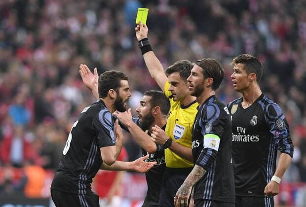 FUSSBALL CHAMPIONS LEAGUE SAISON 2016 2017 VIERTELFINALE HINSPIEL FC Bayern Muenchen - Real Madrid 12.04.2017 Schiedsrichter Nicola Rizzoli (Mitte) muss sich aufgrund der gelben Karte viel Kritik anhoeren 