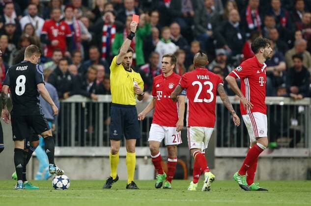 Schiedsrichter Referee Nicola Rizzoli gelbe rote Karte zeigend Javier Martinez Fußball Fussball Viertelfinale UEFA CL Championsleague Herren Saison 2016 2017 12.04.2017 FC Bayern München vs. Real Madrid