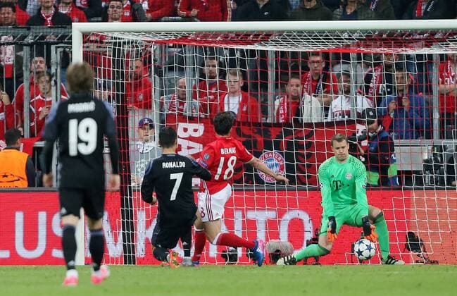 München Fußball FC Bayern München vs. Real Madrid CF, Torschütze Cristiano Ronaldo (Real, Nr.7) schießt das Tor zum 1:2, Torwart Manuel Neuer (Bayern) kann den Ball nicht mehr halten