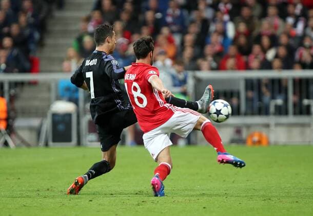 FC Bayern München - Real Madrid Deutschland, München, 12.04.2017, Fussball, UEFA Champions League, Saison 2016 2017, Viertelfinale, Hinspiel, FC Bayern München - Real Madrid: v.l. Cristiano Ronaldo (Real Madrid), Juan Bernat (FC Bayern München); Tor 1:2 Ronaldo.