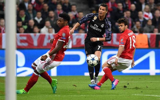 FUSSBALL CHAMPIONS LEAGUE SAISON 2016 2017 VIERTELFINALE HINSPIEL FC Bayern Muenchen - Real Madrid 12.04.2017 Cristiano Ronaldo (Mitte, Real Madrid) gegen David Alaba (li) und Juan Bernat (re, beide FC Bayern Muenchen) 