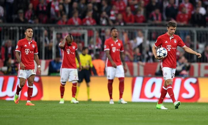 FUSSBALL CHAMPIONS LEAGUE SAISON 2016 2017 VIERTELFINALE HINSPIEL FC Bayern Muenchen - Real Madrid 12.04.2017 Thiago Alcantara, Arturo Vidal, Jerome Boateng und Thomas Mueller (v.l., alle FC Bayern Muenchen) 