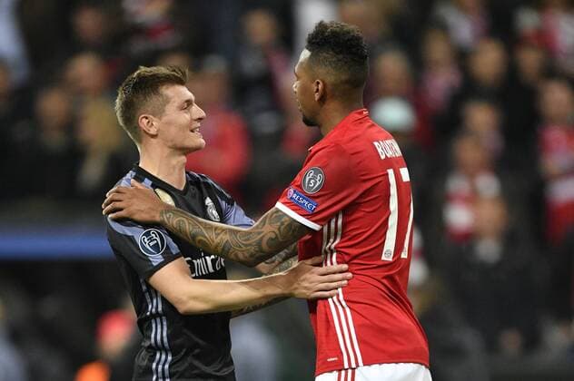 Nach dem Spiel: Jerome Boateng FC Bayern München (rechts) und Toni Kroos Real Madrid umarmen sich Gestik, Geste fairplay FC Bayern München FCB vs Real Madrid CF El Real La Real UEFA Champions-League CL Viertelfinale Hinspiel Spiel 1 Saison 2016 2017 München Allianz Arena 12.04.2017 FC Bayern München FCB vs Real Madrid CF