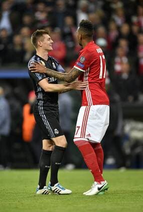 Nach dem Spiel: Jerome Boateng FC Bayern München (rechts) und Toni Kroos Real Madrid umarmen sich Gestik, Geste fairplay FC Bayern München FCB vs Real Madrid CF El Real La Real UEFA Champions-League CL Viertelfinale Hinspiel Spiel 1 Saison 2016 2017 München Allianz Arena 12.04.2017 FC Bayern München FCB vs Real Madrid CF