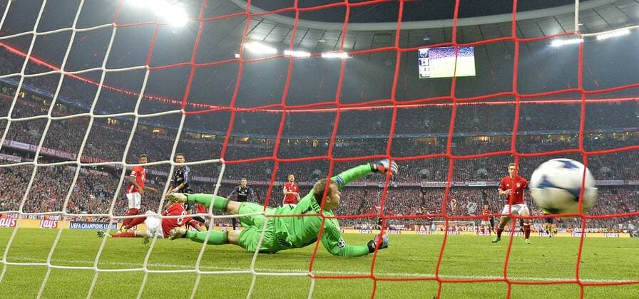12.04.2017, Fussball Champions-League 2016 2017, Viertelfinale Hinspiel, FC Bayern München - Real Madrid, in der Allianz-Arena München. Torschuss von Christiano Ronaldo (2.v.li, Real Madrid) zum 1:1 Ausgleich. Torwart Manuel Neuer (FC Bayern München) kann dem Ball nur noch hinterherschauen. 