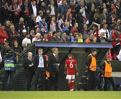 Foto: traurige Gsichter bei den Bayern Spielern nach dem Abpfiff , hier ... Abgang in die Kabine von Thiago Fussball - Championsleague am Mi. 12.04.2017 Viertelfinale, Bayern München - Real Madrid 1 - 2