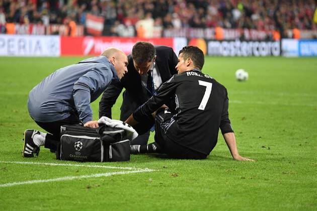 Fussball, UEFA Champions League, Saison 2016 2017, Viertelfinale, FC Bayern München vs Real Madrid, 12.04.2017, Allianzarena München, Christiano Ronaldo ,Real Madrid , verletzt, behandelt,