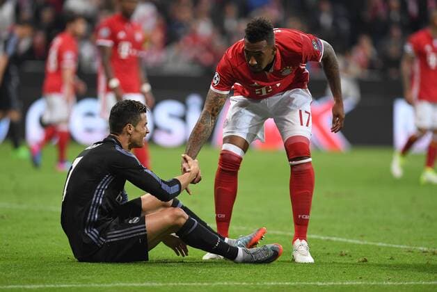 FUSSBALL CHAMPIONS LEAGUE SAISON 2016 2017 VIERTELFINALE HINSPIEL FC Bayern Muenchen - Real Madrid 12.04.2017 Jerome Boateng (re, FC Bayern Muenchen) hilft Cristiano Ronaldo (li, Real Madrid) auf die Beine 