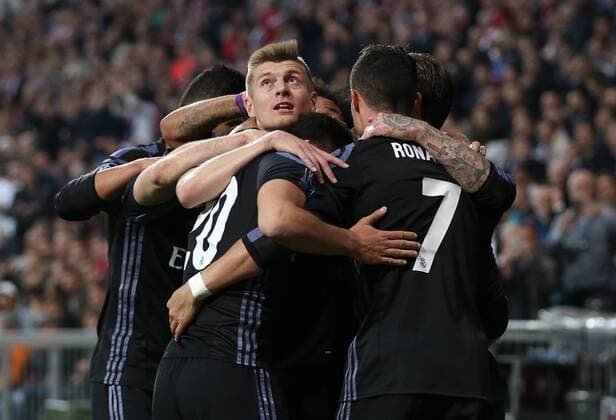 FUSSBALL CHAMPIONS LEAGUE SAISON 2016 2017 VIERTELFINALE HINSPIEL FC Bayern Muenchen - Real Madrid 12.04.2017 Torjubel nach dem 1:2: Toni Kroos (Real Madrid) 