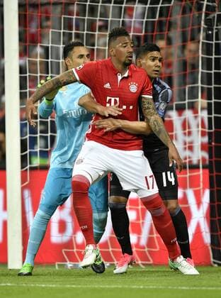 Zweikampf, Aktion Casemiro Real Madrid klammert Strafraumszene Torraumszene gegen Jerome Boateng FC Bayern München vor Torwart Keylor Navas Real Madrid FC Bayern München FCB vs Real Madrid CF El Real La Real UEFA Champions-League CL Viertelfinale Hinspiel Spiel 1 Saison 2016 2017 München Allianz Arena 12.04.2017 FC Bayern München FCB vs Real Madrid CF
