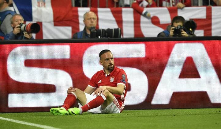 Franck Ribery FC Bayern München enttäuscht am Boden FC Bayern München FCB vs Real Madrid CF El Real La Real UEFA Champions-League CL Viertelfinale Hinspiel Spiel 1 Saison 2016 2017 München Allianz Arena 12.04.2017 FC Bayern München FCB vs Real Madrid CF