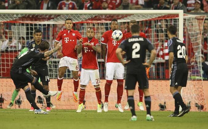 Foto: Abwehrmauer des FC Bayern , Fussball - Championsleague am Mi. 12.04.2017 Viertelfinale, Bayern München - Real Madrid 1 - 2