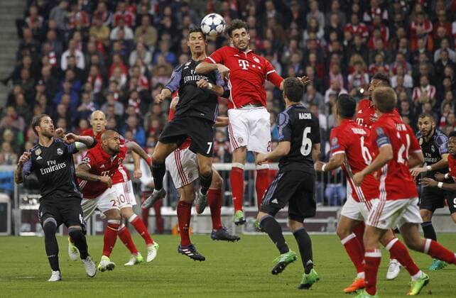 Partido de ida de cuartos de la Liga de Campeones entre el Bayern Munich y el Real Madrid. En la imagen, Cristiano Ronaldo y Javi Martinez. 1 4 first leg match of Champions League between Bayern Munich and Real Madrid. In this picture, Cristiano Ronaldo and Javi Martinez. xÃngelxRiverox 