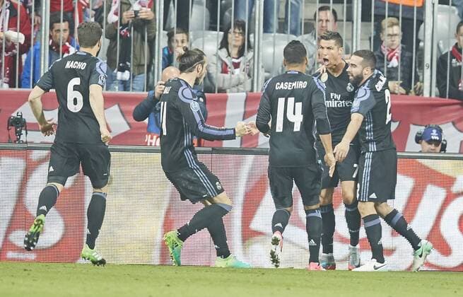 r Cristiano RONALDO, Real Madrid 7 Torjubel, Jubel nach dem Tor zum 1-1 FC BAYERN MUENCHEN - REAL MADRID Viertelfinale, Fussball UEFA Champions League, Muenchen, 12.04.2017 CL Saison 2016 2017