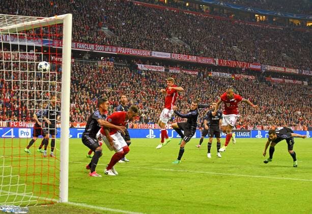 12.04.2017, Fussball Champions-League 2016 2017, Viertelfinale Hinspiel, FC Bayern München - Real Madrid, in der Allianz-Arena München. Kopfballtor zum 1:0 von Arturo Vidal (2.v.re, FC Bayern München). 