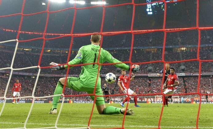 Themen der Woche - SPORT Bilder des Tages - SPORT 12.04.2017, Fussball Champions-League 2016 2017, Viertelfinale Hinspiel, FC Bayern München - Real Madrid, in der Allianz-Arena München. Christiano Ronaldo (2.v.re, Real Madrid) erzielt den Siegtreffer zum 2:1 gegen den machtlosen Torwart Manuel Neuer (FC Bayern München), der den Ball durch die Beine rutschen lässt. 