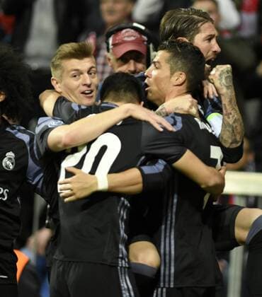 Christiano Ronaldo (re) und Toni Kroos Torjubel zum 2:0 beim Fußball Champions League Heimspiel des FC Bayern München gegen Real Madrid am 12.04.2017 in München. Christiano Ronaldo (re) und Toni Kroos Torjubel zum 2:0 beim Fußball Champions League Heimspiel des FC Bayern München gegen Real Madrid am 12.04.2017 in München.