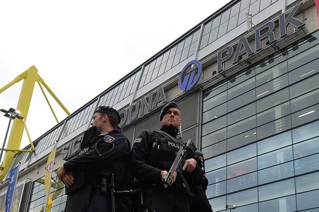 Dortmund, Signal Iduna Park, 12.04.17, Championsleague Wiederholungsspiel - Borussia Dortmund - AS Monaco - Sicherheitsaufgebot Bild: Polizisten mit Maschinenpistolen bewaffnet bewachen den Haupteingang des Stadions xsmmpJPGx