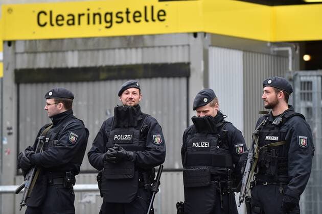 Dortmund, Signal Iduna Park, 12.04.17, Championsleague Wiederholungsspiel - Borussia Dortmund - AS Monaco - Sicherheitsaufgebot Bild: Polizisten bewaffnet mit Maschinenpistole bewachen den Eingang des Stadions xsmmpJPGx