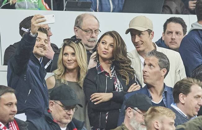 Anna, Frau von Robert LEWANDOWSKI, FCB 9 Robert LEWANDOWSKI, FCB 9 Spielerfrau, junge hübsche Frau, Maedchen, sexy, aufreizend, Figur, hübsch, lacht, attraktiv, Mode, fashion, Schmuck, Tasche, Schminke, schwanger FC BAYERN MUENCHEN - REAL MADRID 1-2 Viertelfinale, Fussball UEFA Champions League, Muenchen, 12.04.2017 CL Saison 2016 2017