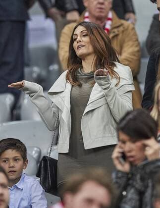 Nagore Aramburu , Ehefrau von Xabi Alonso Spielerfrau, junge hübsche Frau, Maedchen, sexy, aufreizend, Figur, hübsch, lacht, attraktiv, Mode, fashion, Schmuck, Tasche, Schminke, FC BAYERN MUENCHEN - REAL MADRID 1-2 Viertelfinale, Fussball UEFA Champions League, Muenchen, 12.04.2017 CL Saison 2016 2017