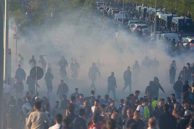 Bilder des Tages - SPORT Ambiance de fumigene FOOTBALL : Lyon vs Besiktas - Ligue Europa - 1 4e de finale - 13 04 2017 FredericChambert Panoramic 