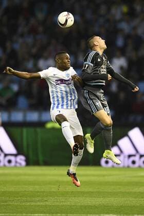 Genk s Mwbana Ally Samatta and Celta s Iago Aspas fight for the ball during a soccer game between Spanish club Real Club Celta de Vigo and Belgian team KRC Genk, Thursday 13 April 2017, in Vigo, Spain, the first leg of the quarter finals of the Europa League competition. YORICKxJANSENS  x05081095x