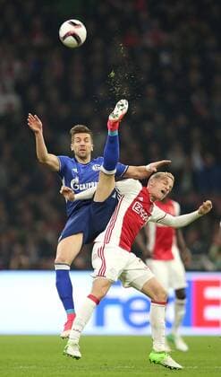 13.04.2017, Fussball UEFA Europa League 2016 2017, Viertelfinale, Ajax Amsterdam - FC Schalke 04, in der Amsterdam Arena. v.l. Guido Burgstaller (Schalke) gegen Donny van de Beek (Ajax Amsterdam) 