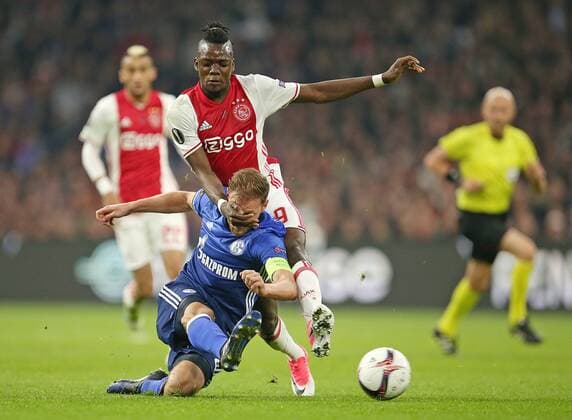 Bilder des Tages - SPORT 13.04.2017, Fussball UEFA Europa League 2016 2017, Viertelfinale, Ajax Amsterdam - FC Schalke 04, in der Amsterdam Arena. v.l. Benedikt Höwedes (Schalke) gegen Bertrand Traore (Ajax Amsterdam) 