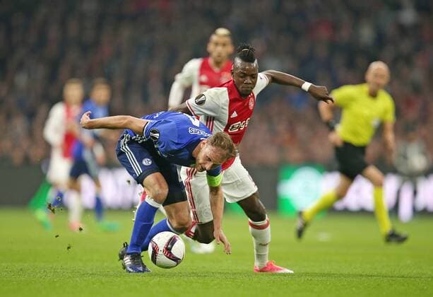 13.04.2017, Fussball UEFA Europa League 2016 2017, Viertelfinale, Ajax Amsterdam - FC Schalke 04, in der Amsterdam Arena. v.l. Benedikt Höwedes (Schalke) gegen Bertrand Traore (Ajax Amsterdam) 
