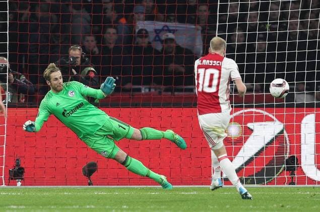 Bilder des Tages - SPORT 13.04.2017, Fussball, UEFA Europa League, Saison 2016 2017, Viertelfinale, Ajax Amsterdam - FC Schalke 04, 02 Davy Klaassen (Ajax Amsterdam) verwandelt gegen Torwart Ralf Faehrmann, Ralf Fährmann (Schalke 04) den Elfmeter zum 1-0