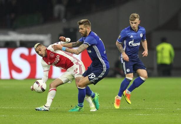 13.04.2017, Fussball, UEFA Europa League, Saison 2016 2017, Viertelfinale, Ajax Amsterdam - FC Schalke 04, v.li., Hakim Ziyech (Ajax Amsterdam), Guido Burgstaller (Schalke 04), Max Meyer (Schalke 04)