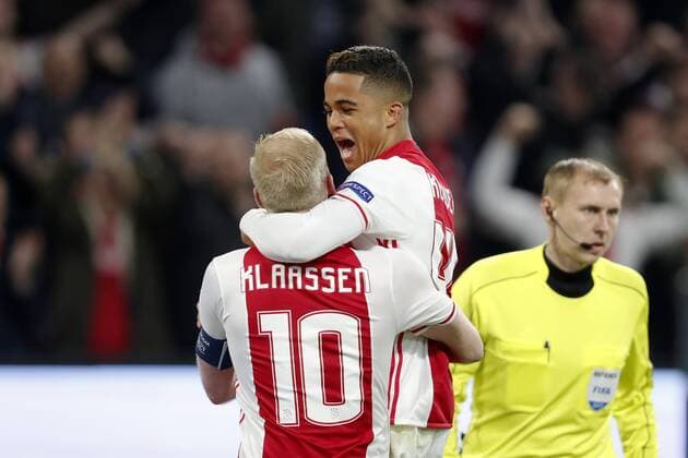 Bilder des Tages - SPORT (L-R) Davy Klaassen of Ajax, Justin Kluivert of Ajaxduring the UEFA Europa League quarter final match between Ajax Amsterdam and FC Schalke 04 at the Amsterdam Arena on April 13, 2017 in Amsterdam, The Netherlands Ajax v FC Schalke 04 UEFA Europa League 2016 2017 xVIxxIVx 7562987