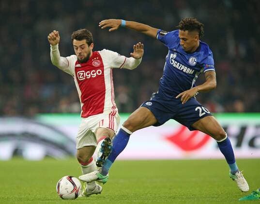 13.04.2017, Fussball UEFA Europa League 2016 2017, Viertelfinale, Ajax Amsterdam - FC Schalke 04, in der Amsterdam Arena. v.l. Amin Younes (Ajax Amsterdam) gg Thilo Kehrer (Schalke) 