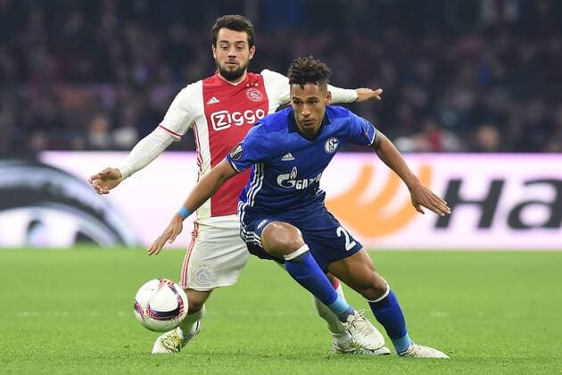 Fußball Europa League Viertelfinale Ajax Amsterdam - FC Schalke 04 am 13.04.2017 in der Amsterdam ArenA in Amsterdam Thilo Kehrer ( Schalke ), vorne - Amin Younes ( Amsterdam ), hinten xRx