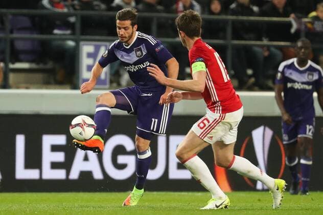 Anderlecht s Alexandru Chipciu and Manchester s Michael Carrick fight for the ball during a soccer game between Belgian team RSC Anderlecht and English club Manchester United ManU F.C. in Brussels, Thursday 13 April 2017, the first leg of the quarter finals of the Europa League competition. VIRGINIExLEFOUR  x05081212x
