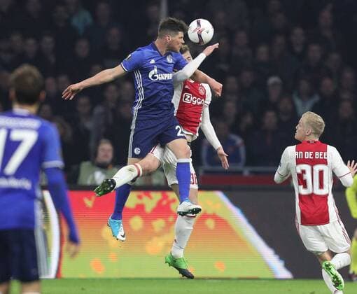 13.04.2017, Fussball, UEFA Europa League, Saison 2016 2017, Viertelfinale, Ajax Amsterdam - FC Schalke 04, laas-Jan Huntelaar, Klaas Jan Huntelaar (Schalke 04), li., gegen Matthijs de Ligt (Ajax Amsterdam)