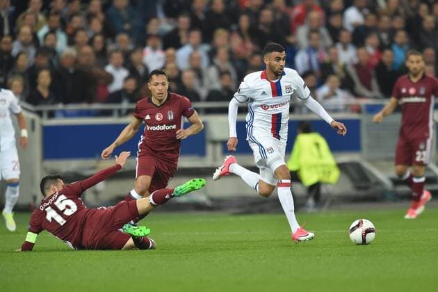 Rachid Ghezzal (lyon) vs Oguzhan Ozyakup (besiktas) FOOTBALL : Lyon vs Besiktas - Ligue Europa - 1 4e de finale - 13 04 2017 FredericChambert Panoramic 