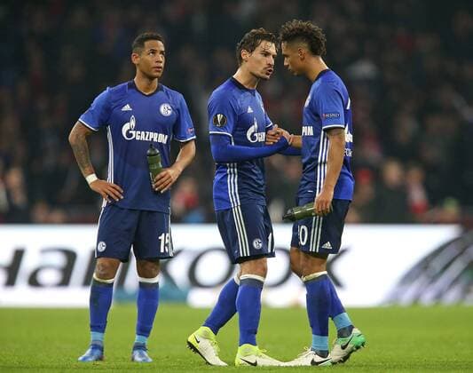 13.04.2017, Fussball UEFA Europa League 2016 2017, Viertelfinale, Ajax Amsterdam - FC Schalke 04, in der Amsterdam Arena. v.l. Dennis Aogo (Schalke) , Benjamin Stambouli (Schalke) und Thilo Kehrer (Schalke) enttäuscht 