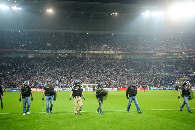 Fußball, EL, Olympique Lyon - Besiktas Istanbul, Ausschreitungen vor Spielbeginn ILLUSTRATION - SUPPORTERS - INCIDENTS - SECURITE - POLICE FOOTBALL : Lyon vs Besiktas - Europa League - 13 04 2017 FEP Panoramic 