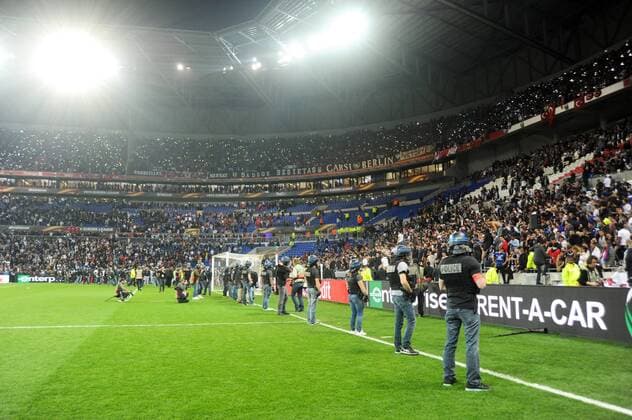 Fußball, EL, Olympique Lyon - Besiktas Istanbul, Ausschreitungen vor Spielbeginn ILLUSTRATION - SUPPORTERS - INCIDENTS - SECURITE - POLICE FOOTBALL : Lyon vs Besiktas - Europa League - 13 04 2017 FEP Panoramic 