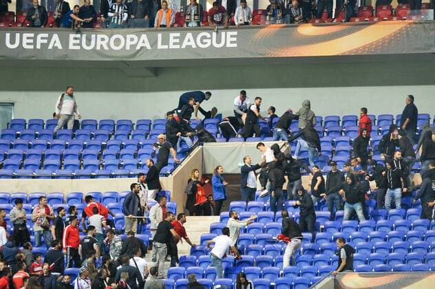 Fußball, EL, Olympique Lyon - Besiktas Istanbul, Ausschreitungen vor Spielbeginn ILLUSTRATION - SUPPORTERS - INCIDENTS FOOTBALL : Lyon vs Besiktas - Europa League - 13 04 2017 FEP Panoramic 