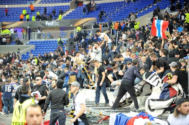 Fußball, EL, Olympique Lyon - Besiktas Istanbul, Ausschreitungen vor Spielbeginn ILLUSTRATION - SUPPORTERS - INCIDENTS FOOTBALL : Lyon vs Besiktas - Europa League - 13 04 2017 FEP Panoramic 