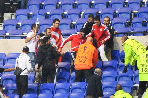 Fußball, EL, Olympique Lyon - Besiktas Istanbul, Ausschreitungen vor Spielbeginn ILLUSTRATION - SUPPORTERS - INCIDENTS FOOTBALL : Lyon vs Besiktas - Europa League - 13 04 2017 FEP Panoramic 