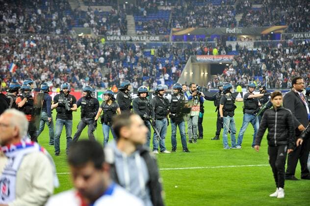 Fußball, EL, Olympique Lyon - Besiktas Istanbul, Ausschreitungen vor Spielbeginn ILLUSTRATION - SUPPORTERS - INCIDENTS - SECURITE - POLICE FOOTBALL : Lyon vs Besiktas - Europa League - 13 04 2017 FEP Panoramic 